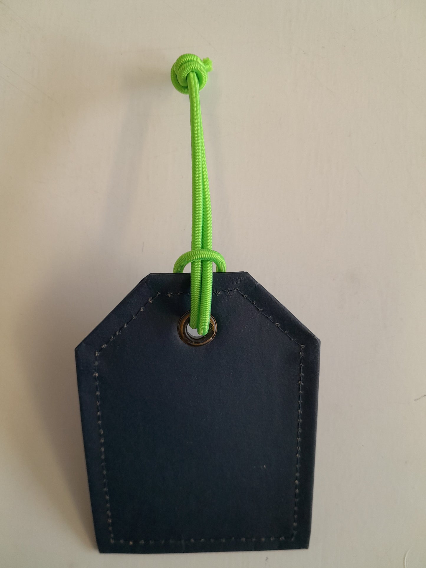 Kofferanhänger aus recyceltem Papier mit Leder- oder Baumwolldruckknopf oder Öse mit Baumwollkordel – verschiedene Farben und auf Wunsch mit Logo