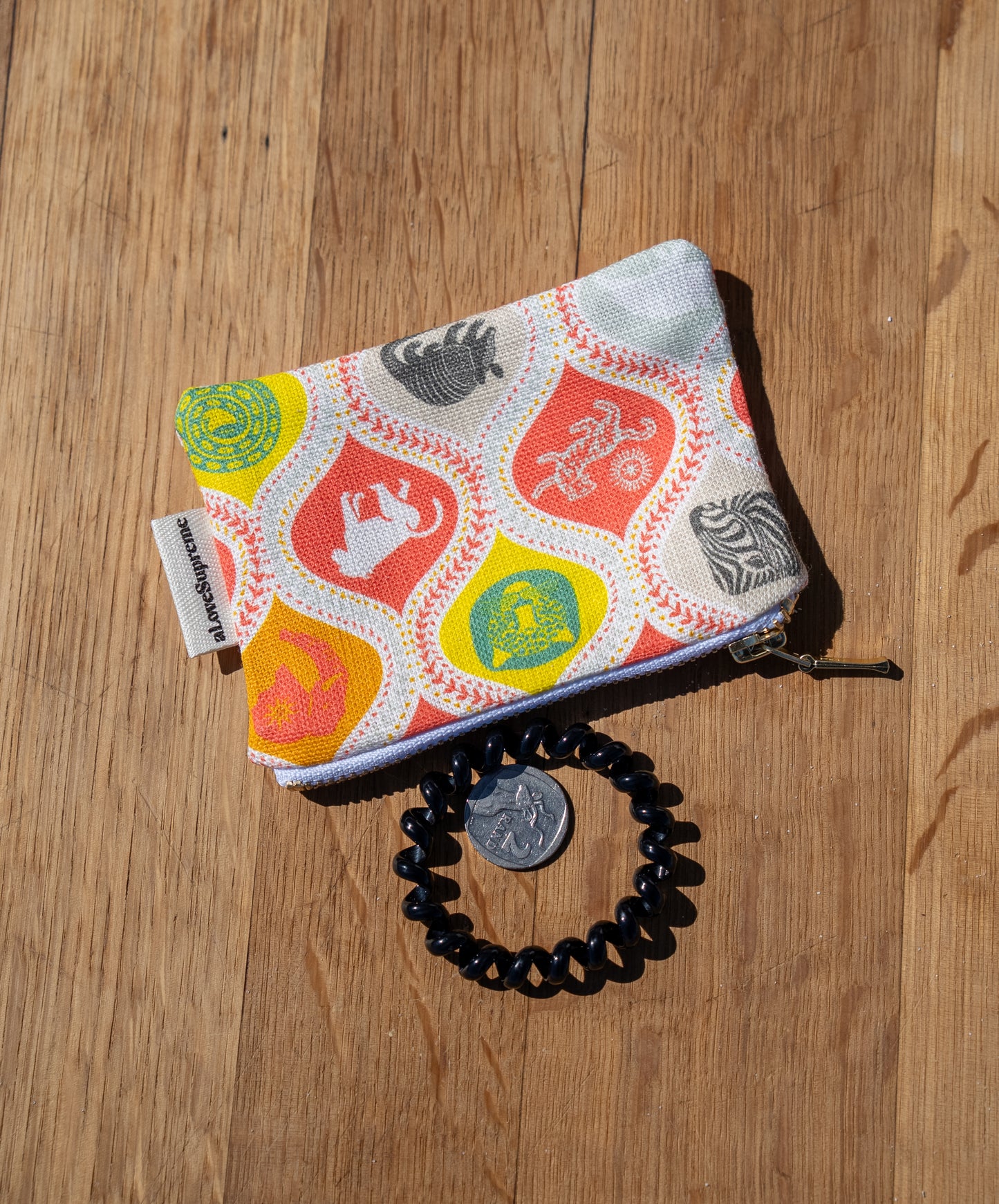 Münzbörse aus recycled plastic in diversen Prints, auf Wunsch mit Logo gedruckt oder als Seitenlabel