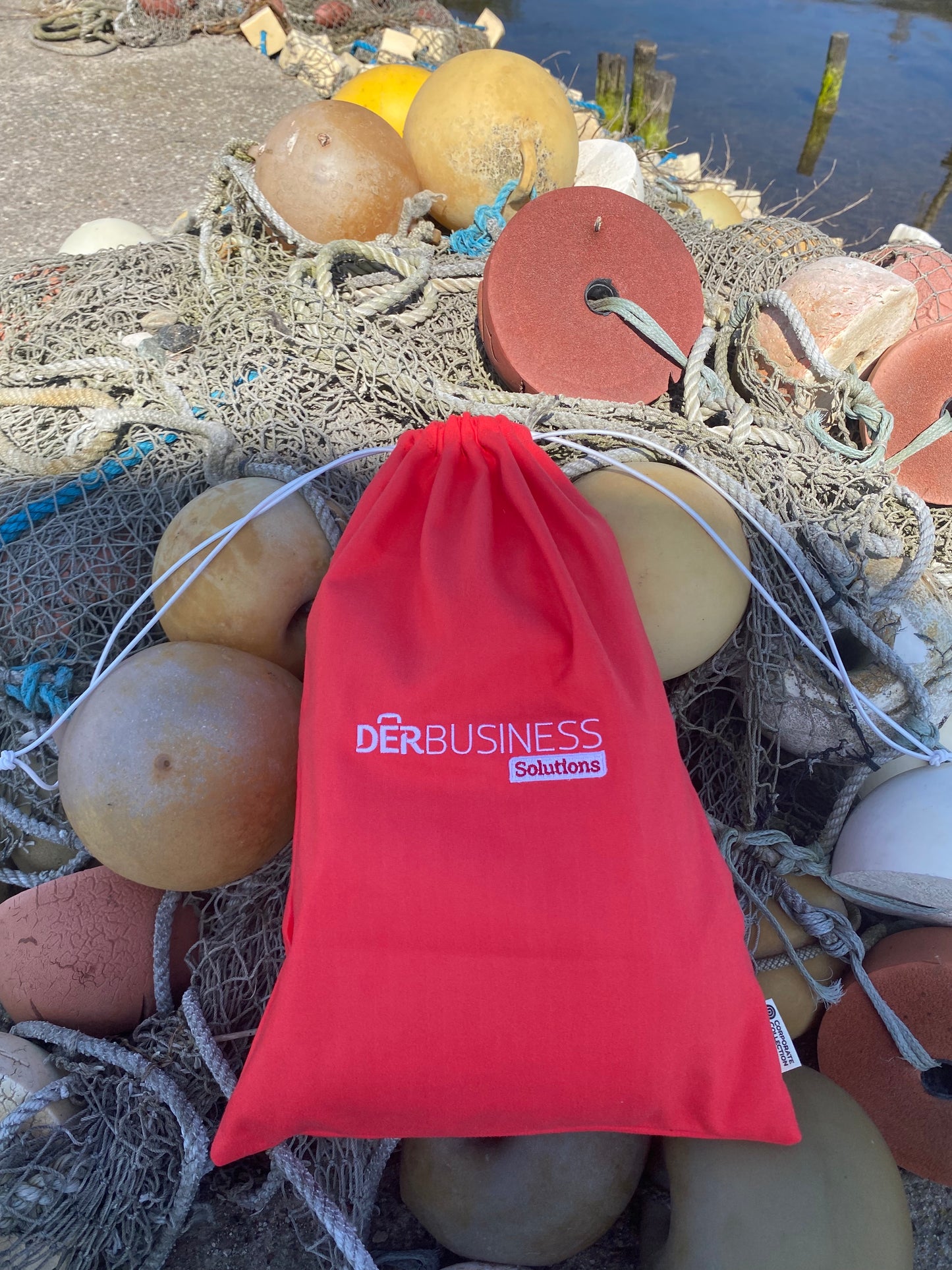 Schuhsäcke aus recyceltem Microfleece mit Logo bestickt