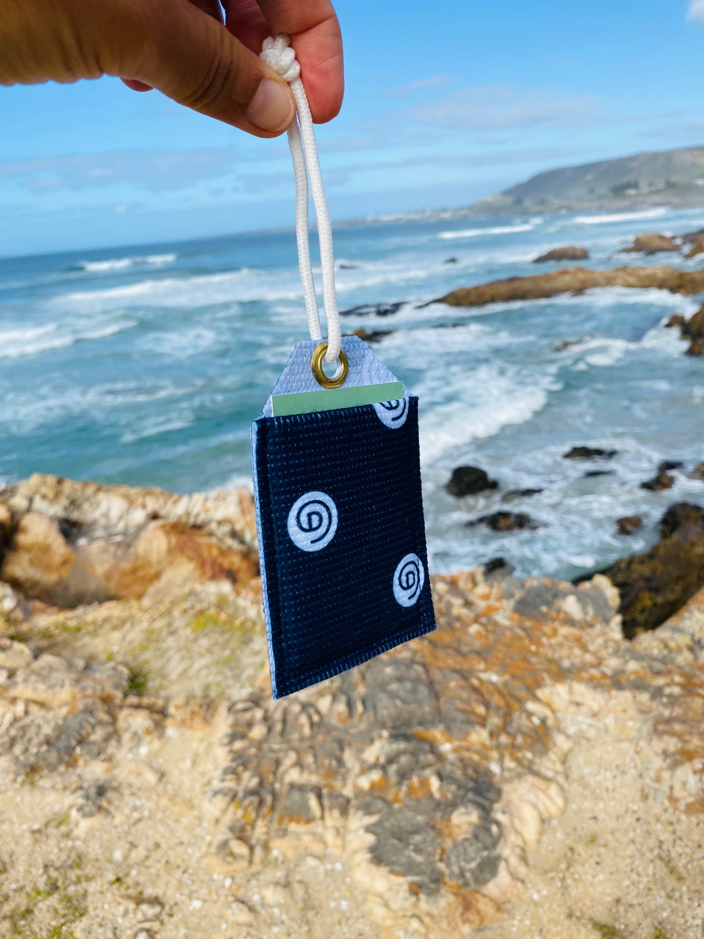 Kofferanhänger aus recycelten Plastikflaschen – mit Print und Logo