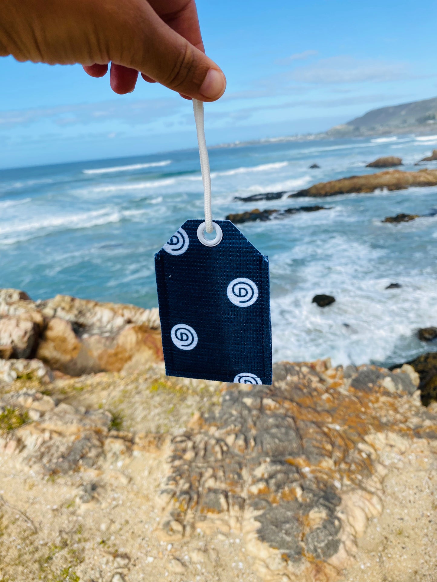 Kofferanhänger aus recycelten Plastikflaschen – mit Print und Logo