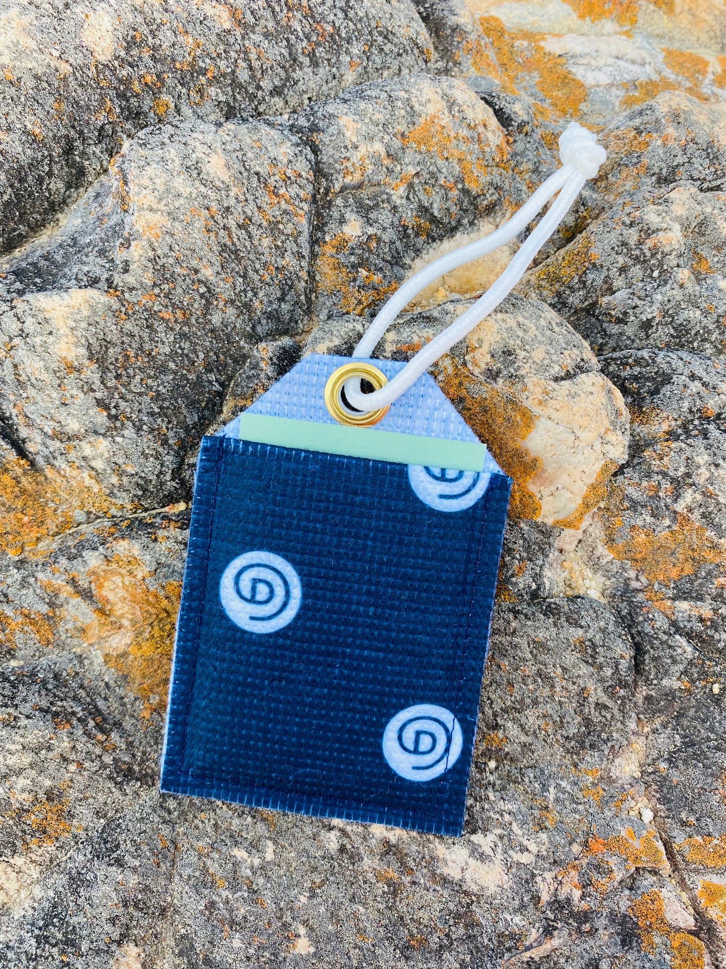 Kofferanhänger aus recycelten Plastikflaschen – mit Print und Logo