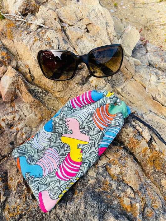 Brillenhülle aus upcycled Microfleece – in eurer CI