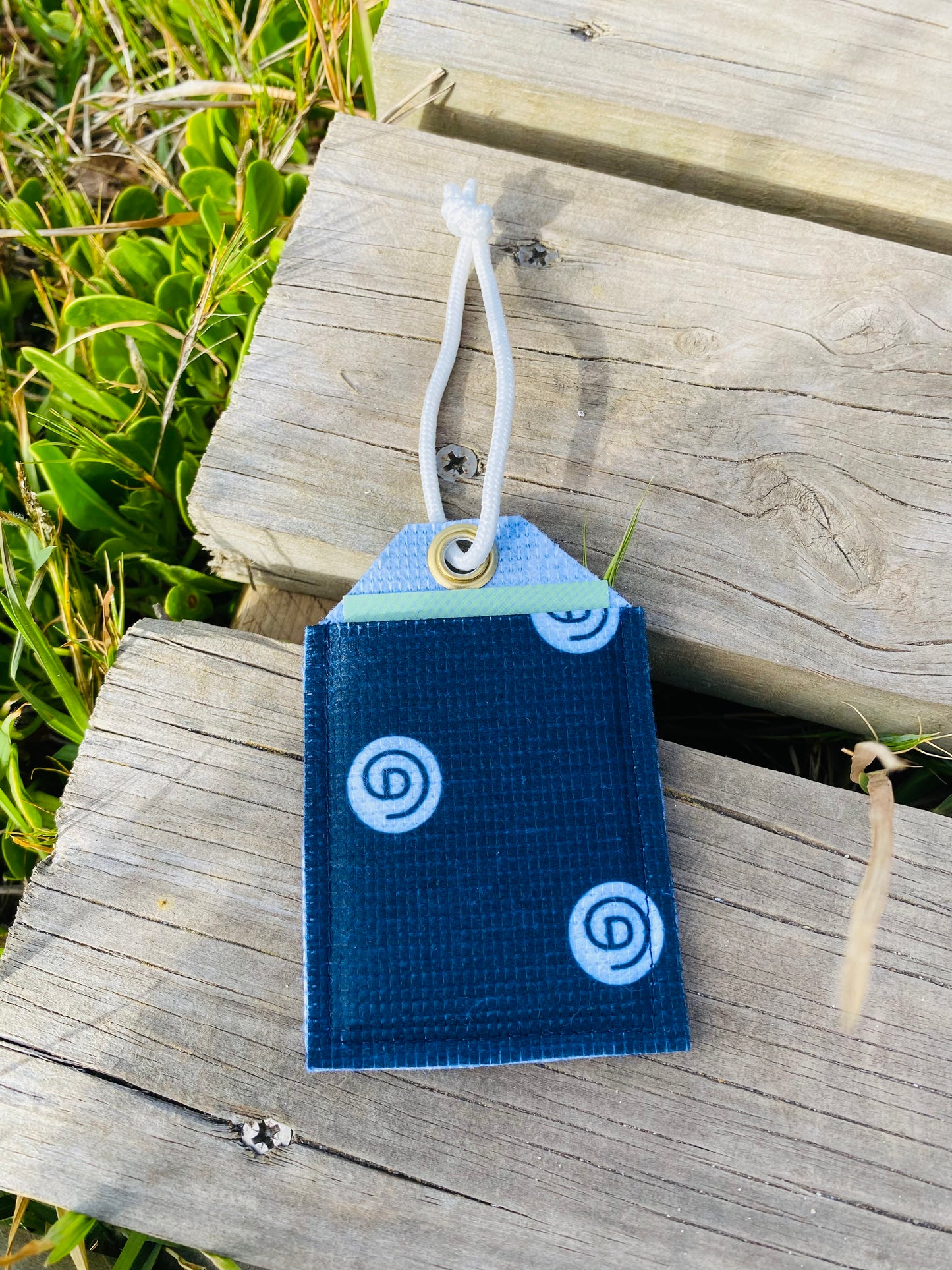 Kofferanhänger aus recycelten Plastikflaschen – mit Print und Logo