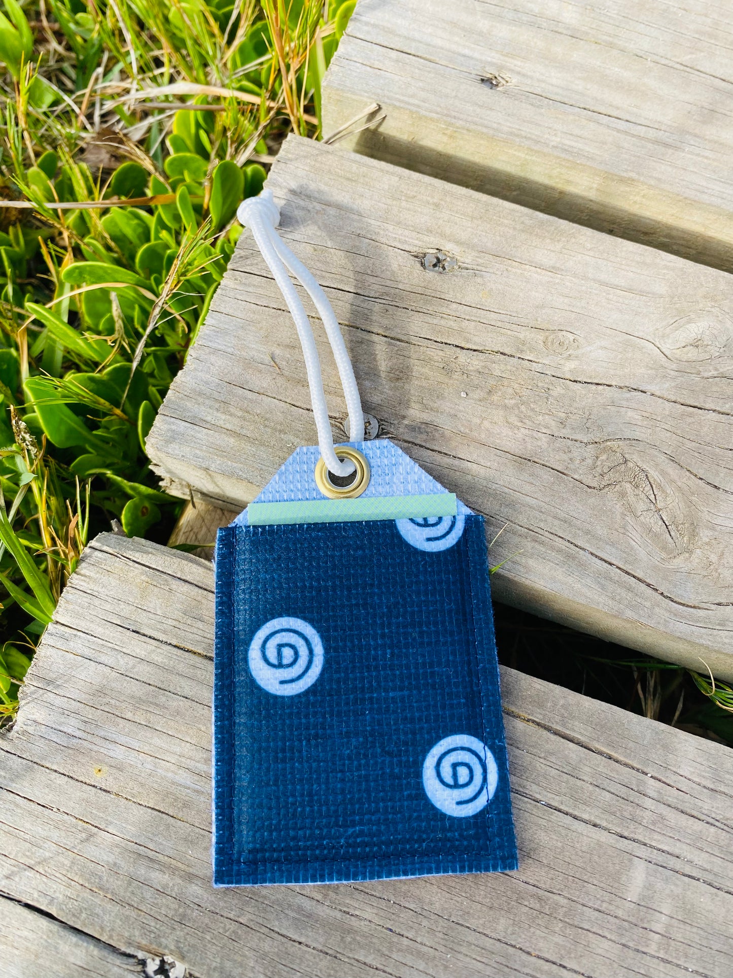 Kofferanhänger aus recycelten Plastikflaschen – mit Print und Logo