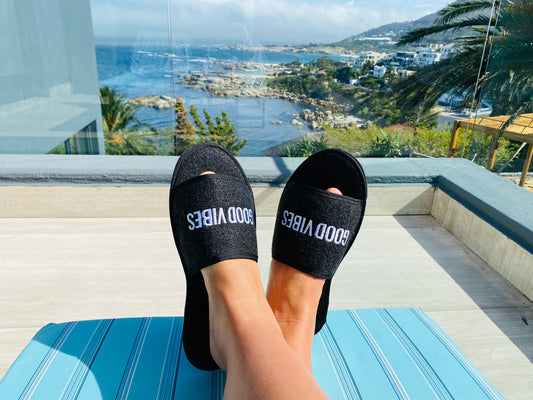 Eco-Filz Slipper aus recycelten Plastikflaschen – verschiedene Farben, auf Wunsch mit Logo bestickt