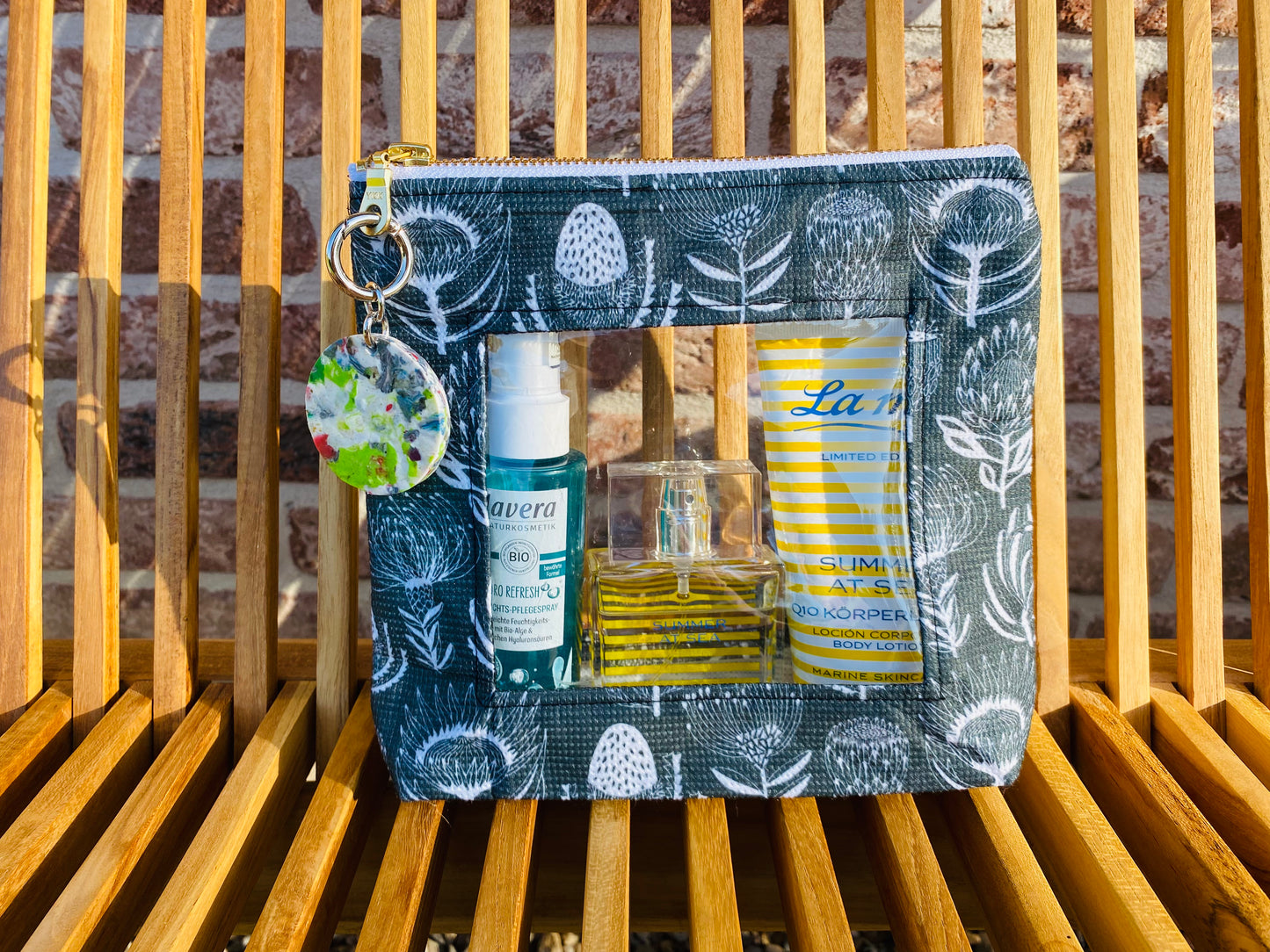 "Ready to Travel Bag" für Flüssigkeiten – hergestellt aus recycelten Plastikflaschen