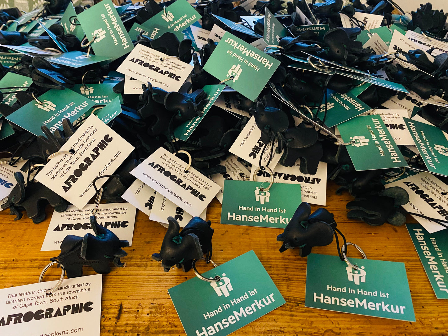 Elephant Anhänger, Unterstützung eines lokalen Projekts in Kapstadt – verschiedene Farben, mit eingraviertem Logo möglich. Neu mit Neon Nähten