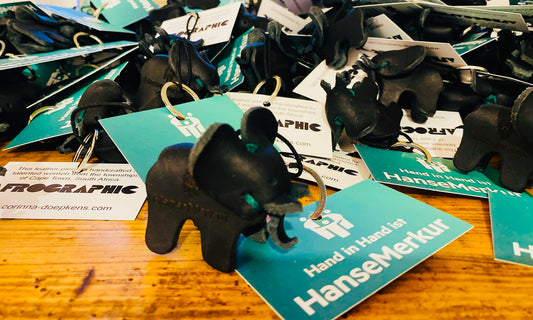 Elephant Anhänger, Unterstützung eines lokalen Projekts in Kapstadt – verschiedene Farben, mit eingraviertem Logo möglich. Neu mit Neon Nähten
