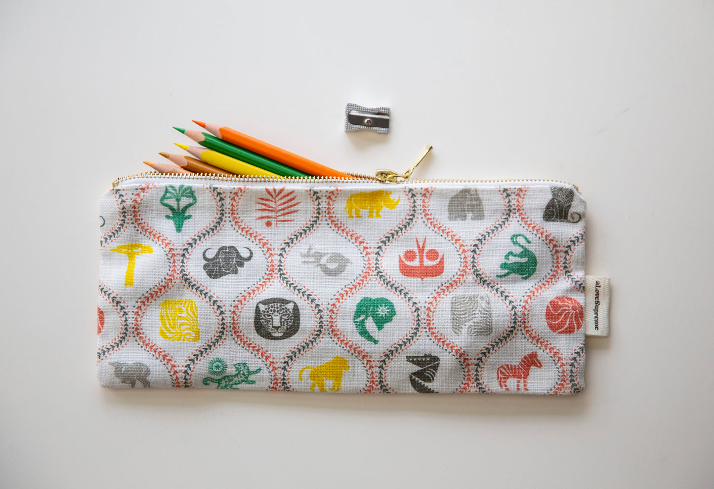 Federmappe aus recycelten Plastikflaschen in diversen Prints, auf Wunsch mit Logo