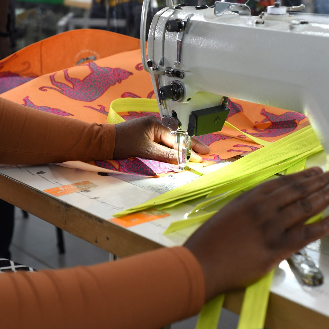 "Wine Gift Bag" aus recycelten Plastikflaschen – diverse Prints möglich