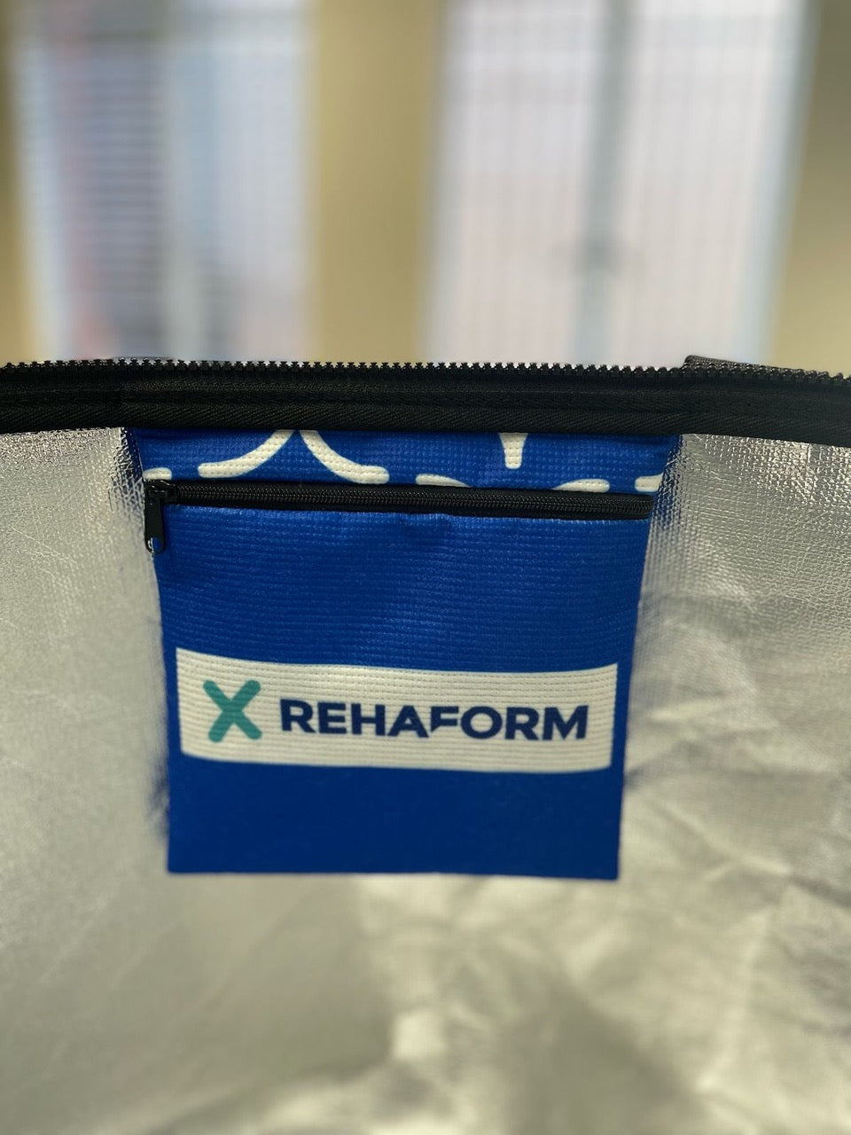 Shopper Cooler-Bag aus recycelten Plastikflaschen – verschiedene Prints, digital in Euren Farben, mit Logo möglich