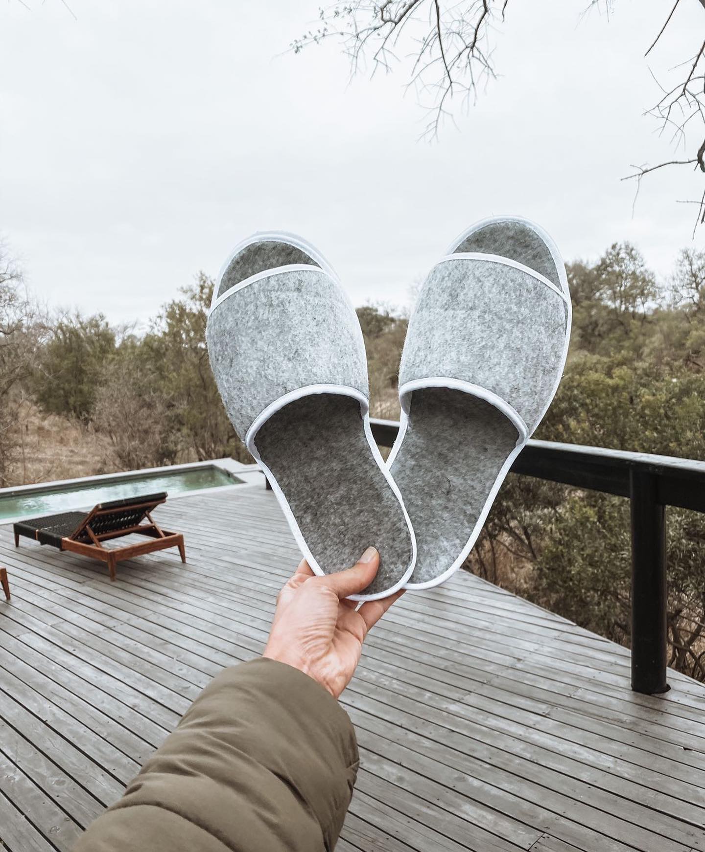 Eco-Filz Slipper aus recycelten Plastikflaschen – verschiedene Farben, auf Wunsch mit Logo bestickt