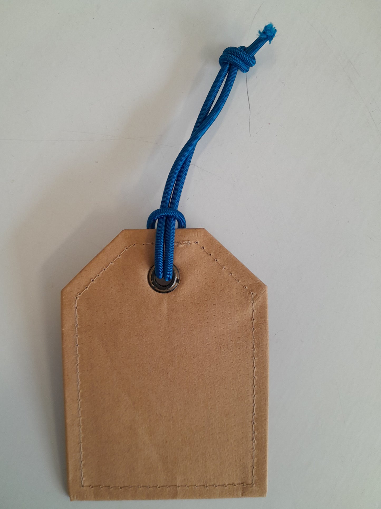 Kofferanhänger aus recyceltem Papier mit Leder- oder Baumwolldruckknopf oder Öse mit Baumwollkordel – verschiedene Farben und auf Wunsch mit Logo