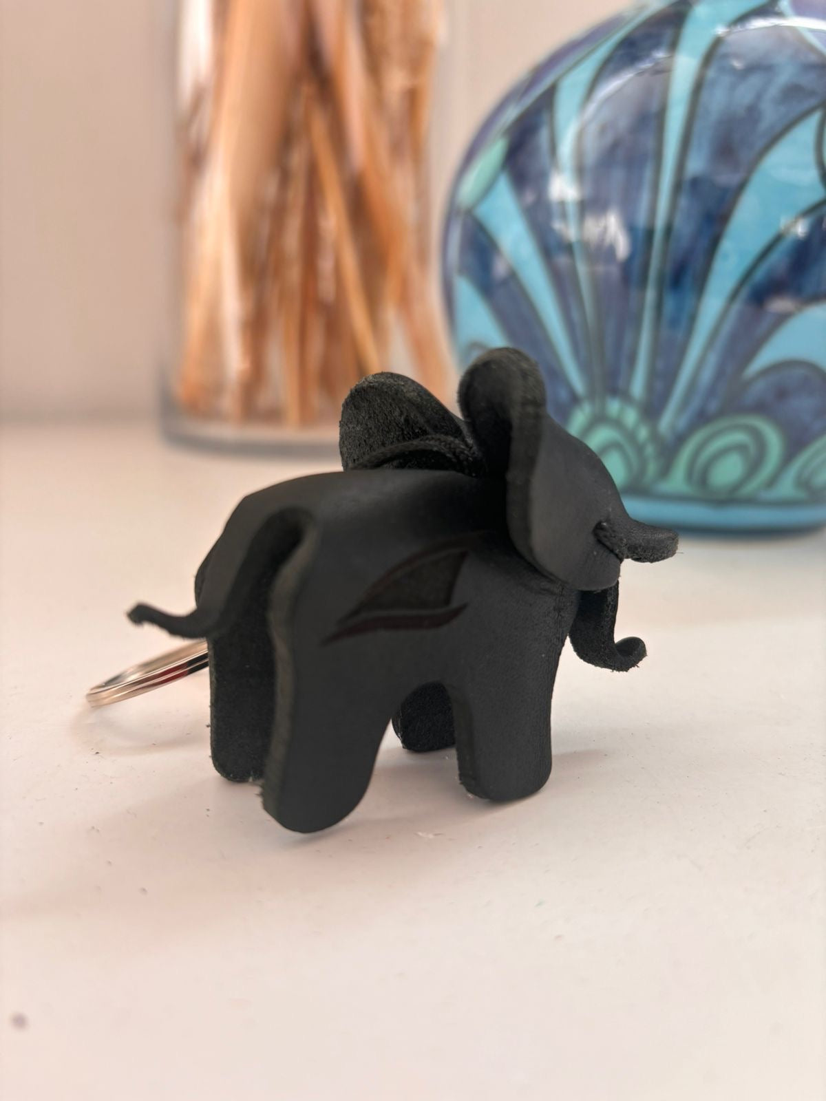 Baby Elephant Anhänger, Unterstützung eines lokalen Projekts in Kapstadt – verschiedene Farben, mit eingraviertem Logo möglich