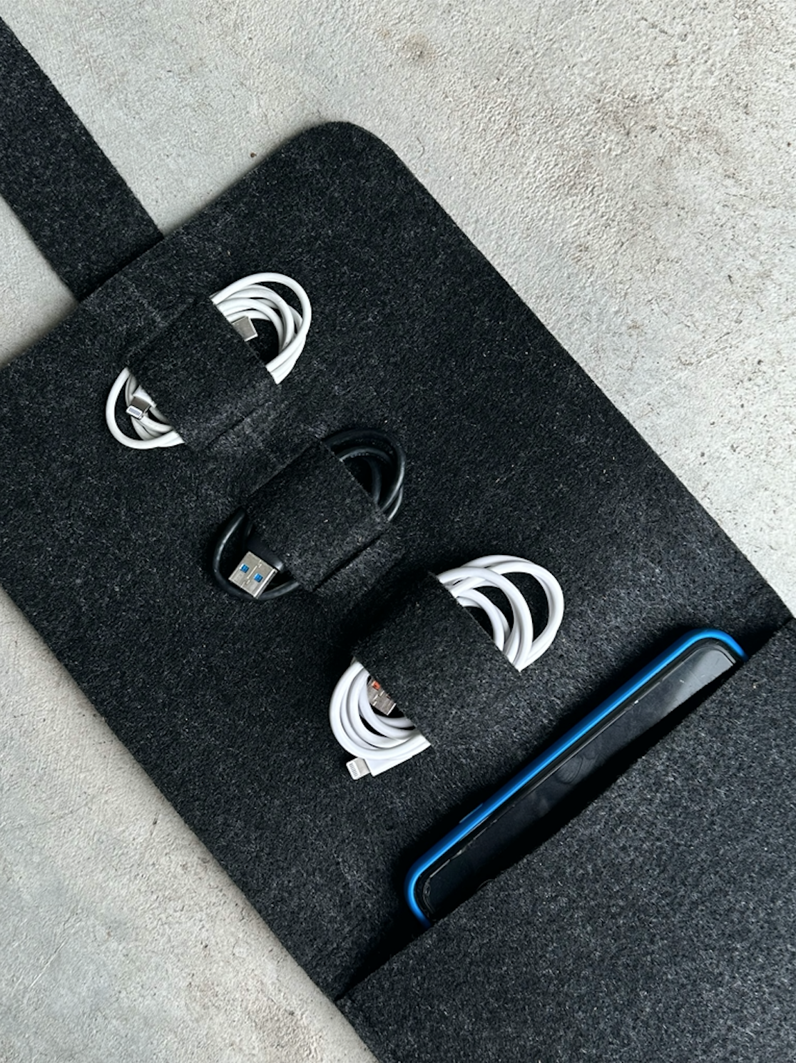 SMART WORK CABLE HOLDER aus recycelten Plastikflaschen, auf Wunsch mit gedrucktem oder graviertem Logo(CABLE/TECH HOLDER)