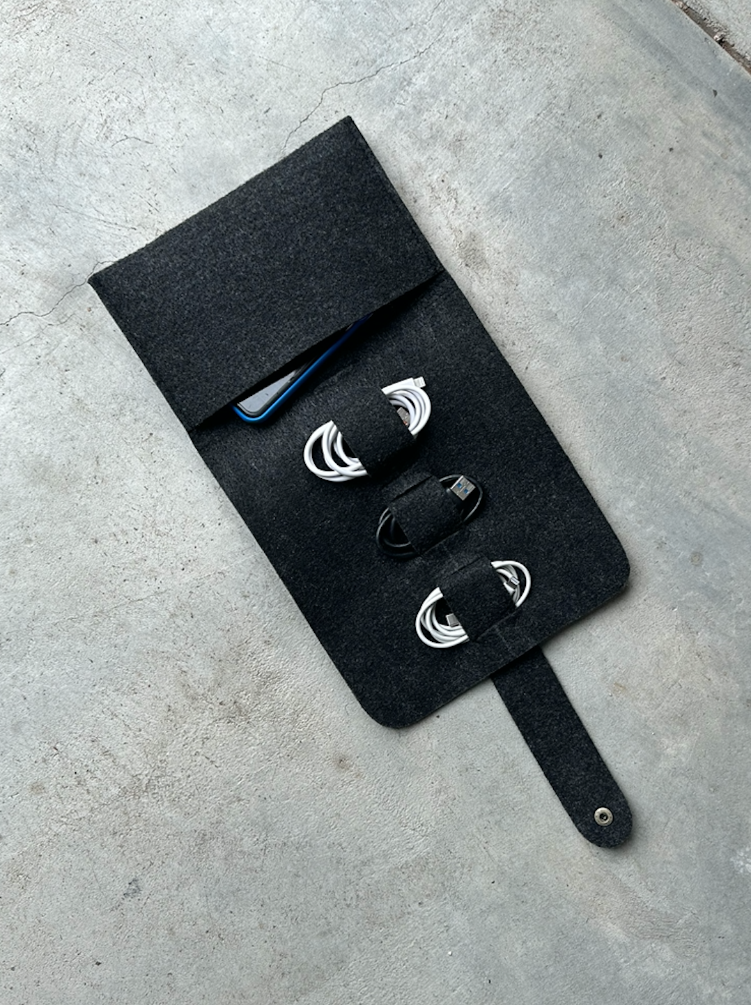 SMART WORK CABLE HOLDER aus recycelten Plastikflaschen, auf Wunsch mit gedrucktem oder graviertem Logo(CABLE/TECH HOLDER)