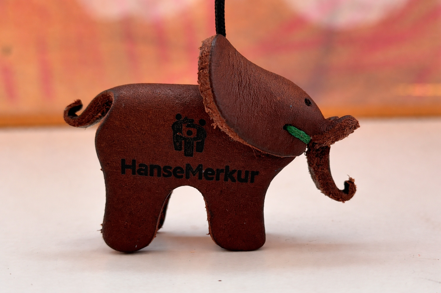 Elephant Anhänger, Unterstützung eines lokalen Projekts in Kapstadt – verschiedene Farben, mit eingraviertem Logo möglich. Neu mit Neon Nähten