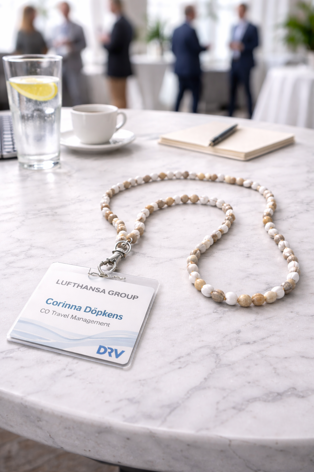 Handgefertigte Lanyards aus getrockneten Samen