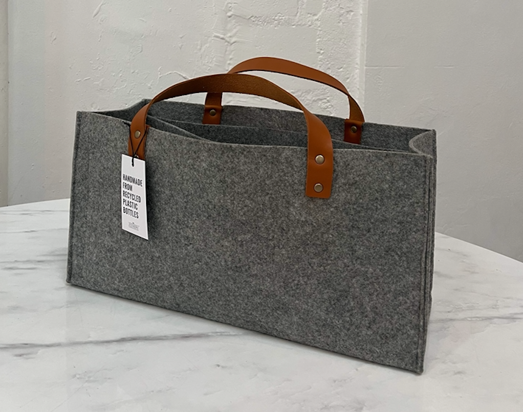 New Work Bag aus recycelten Plastikflaschen und Griffen aus pflanzlich gegerbten Leder, auf Wunsch mit gedrucktem oder graviertem Logo(DESK SHARING BAG)