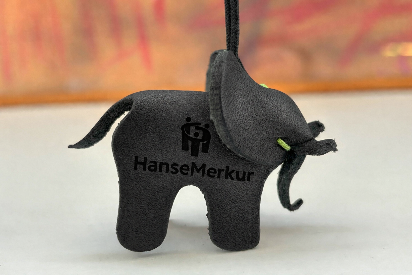 Elephant Anhänger, Unterstützung eines lokalen Projekts in Kapstadt – verschiedene Farben, mit eingraviertem Logo möglich. Neu mit Neon Nähten