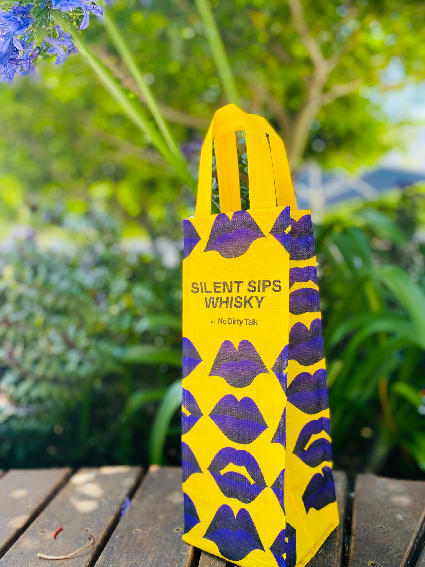 "Wine Gift Bag" aus recycelten Plastikflaschen – diverse Prints möglich