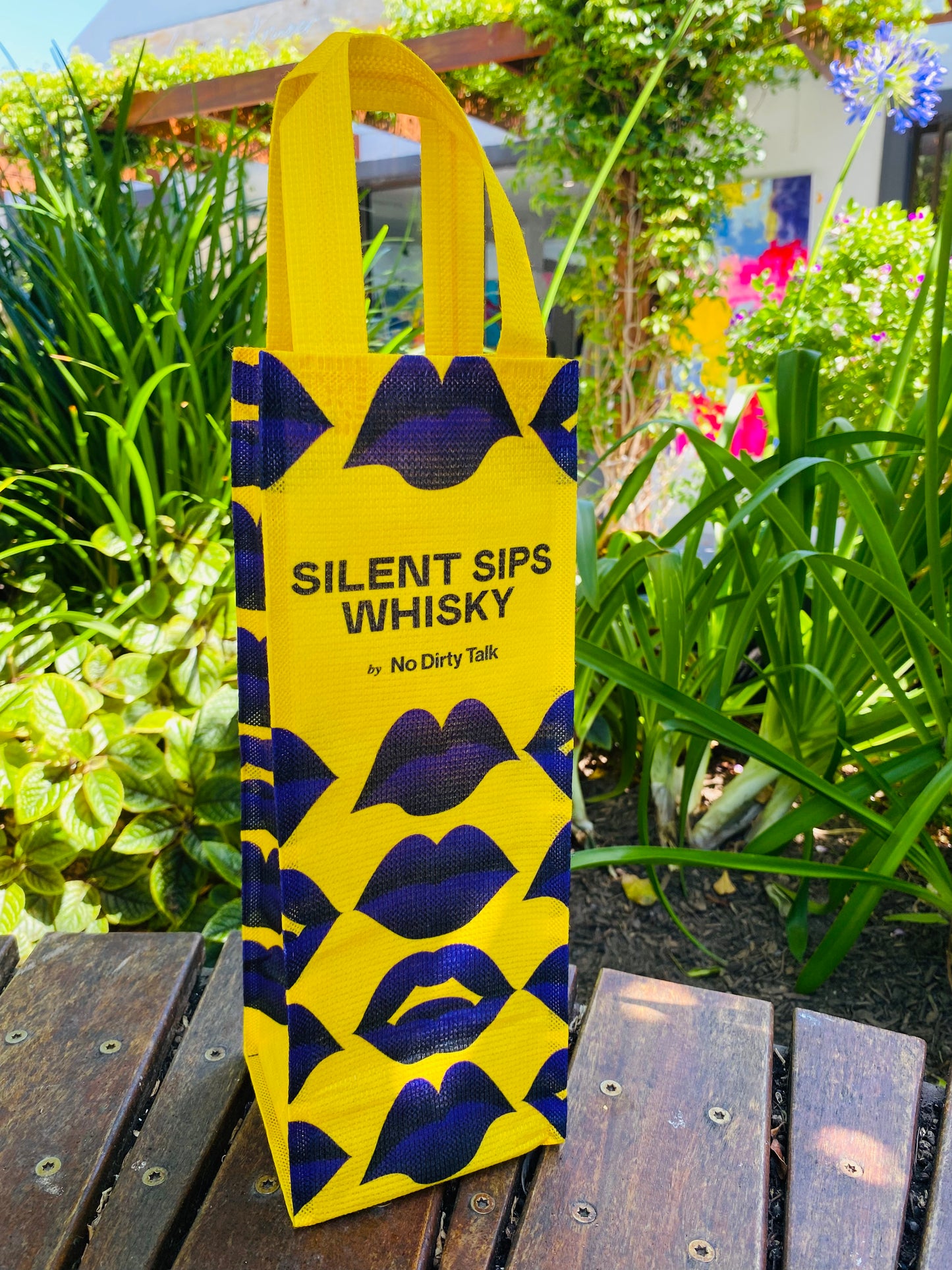 "Wine Gift Bag" aus recycelten Plastikflaschen – diverse Prints möglich
