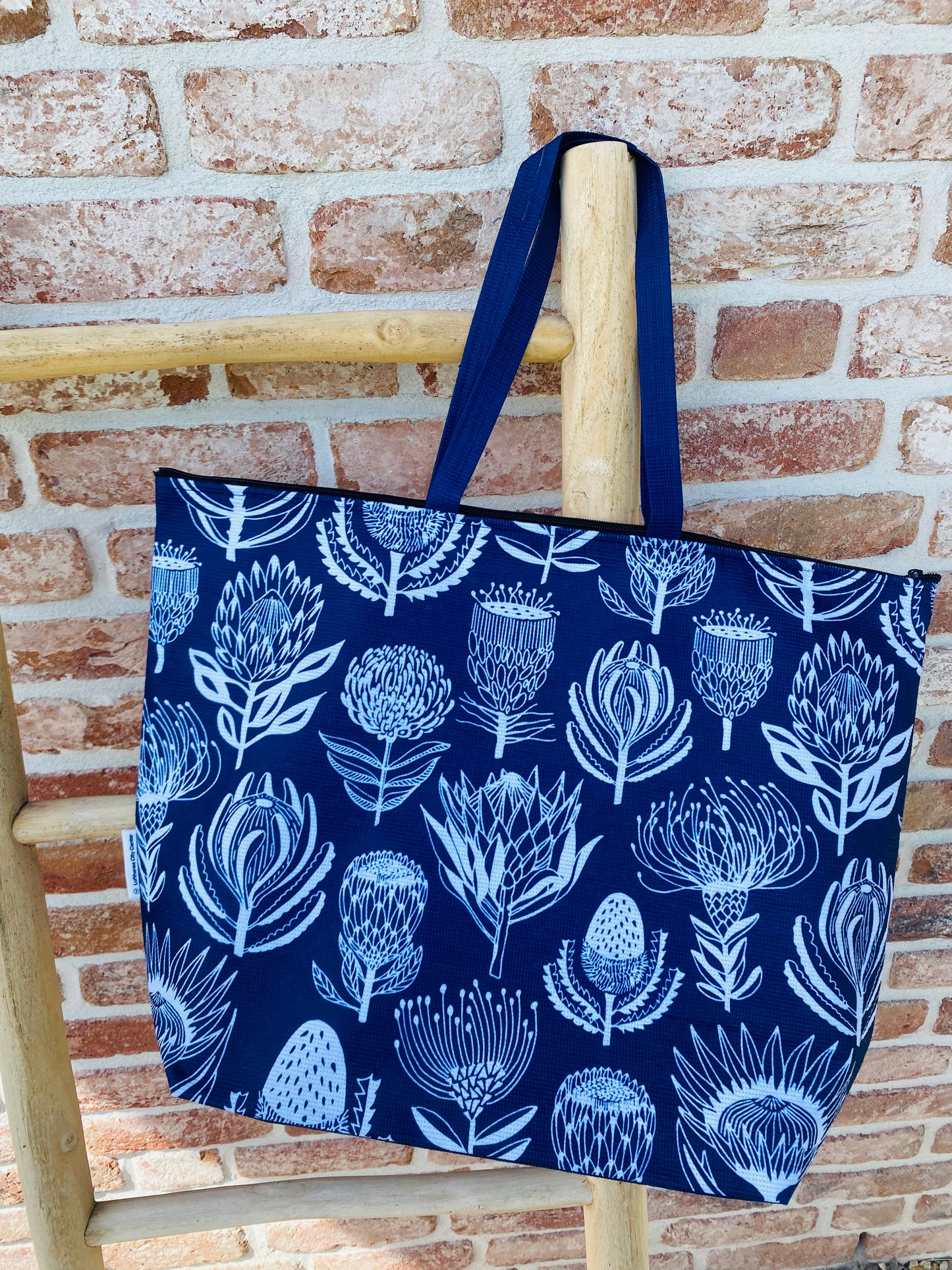Shopper aus recycelten Plastikflaschen Protea Print Navy – limited edition