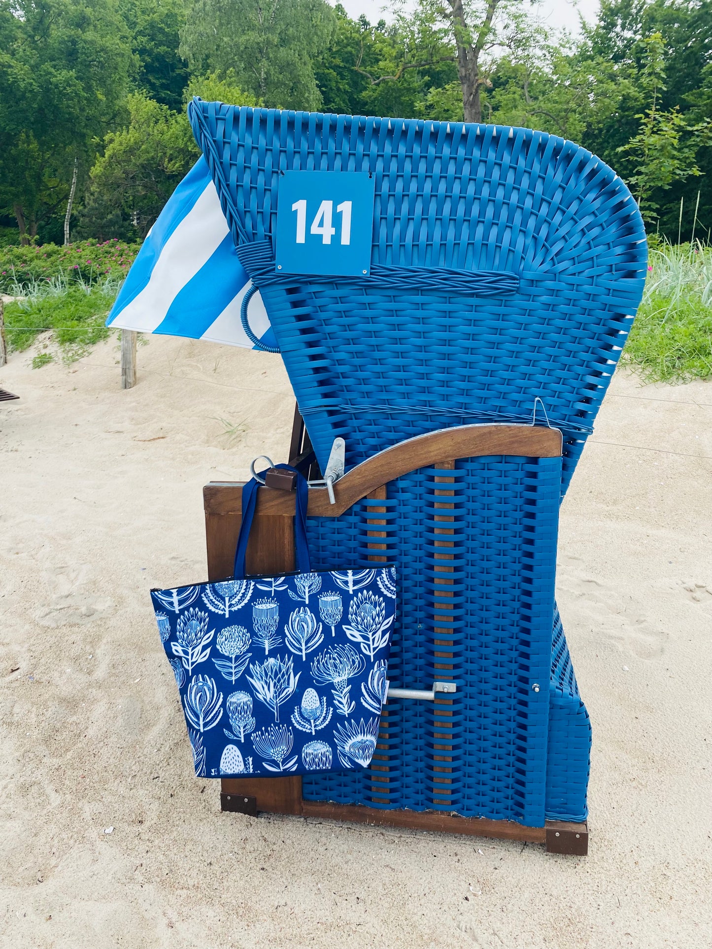 Shopper aus recycelten Plastikflaschen Protea Print Navy – limited edition