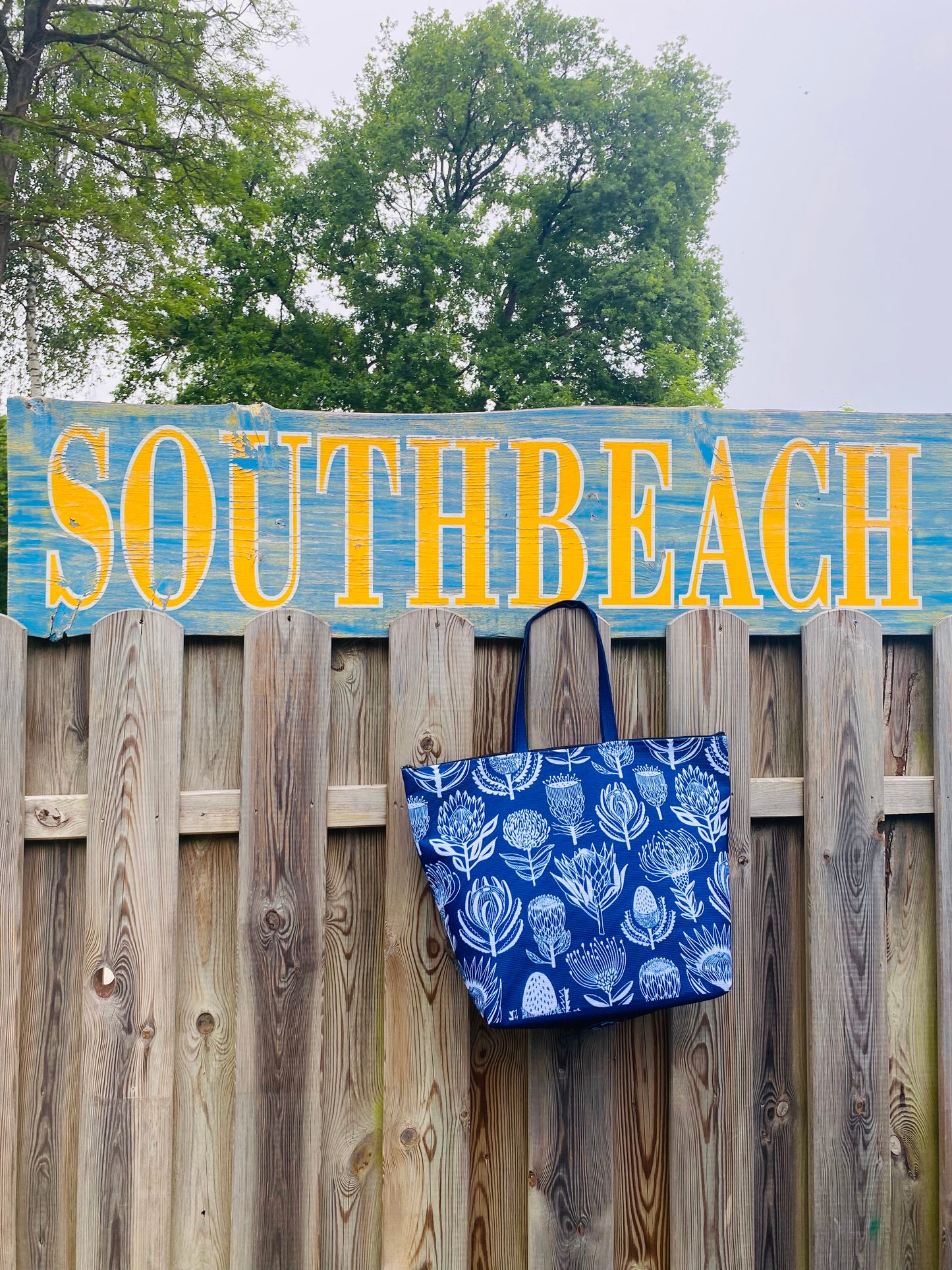 Shopper aus recycelten Plastikflaschen Protea Print Navy – limited edition