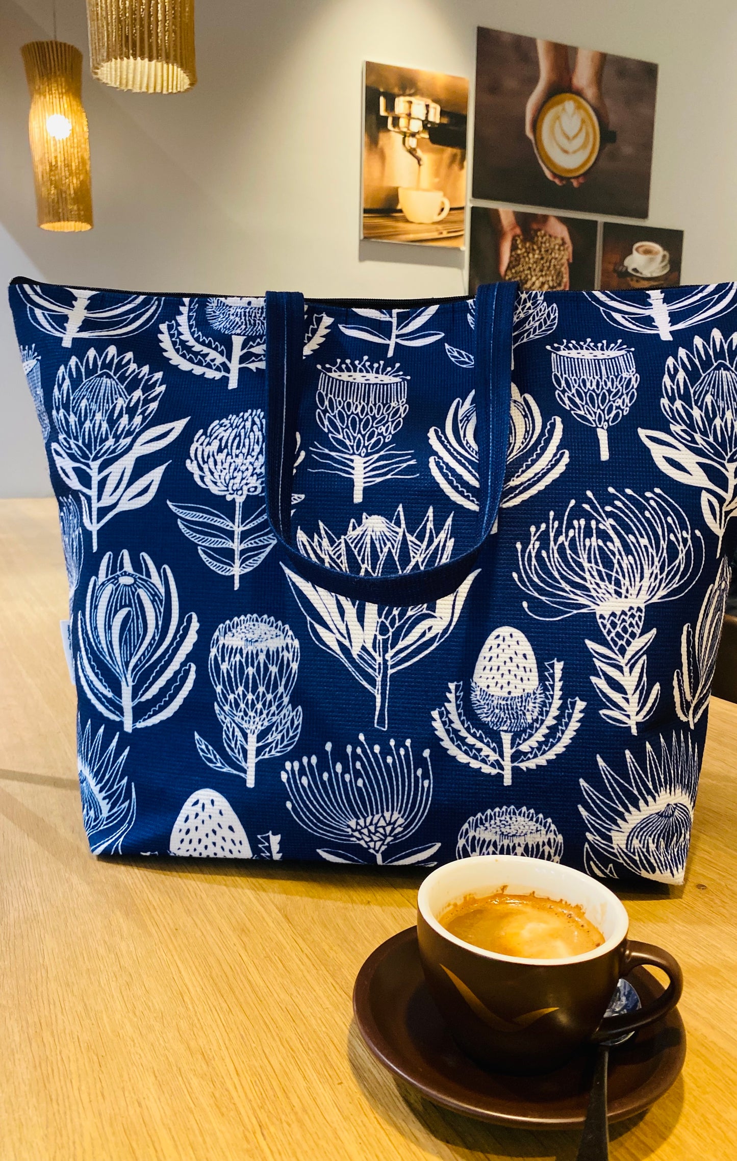 Shopper aus recycelten Plastikflaschen Protea Print Navy – limited edition