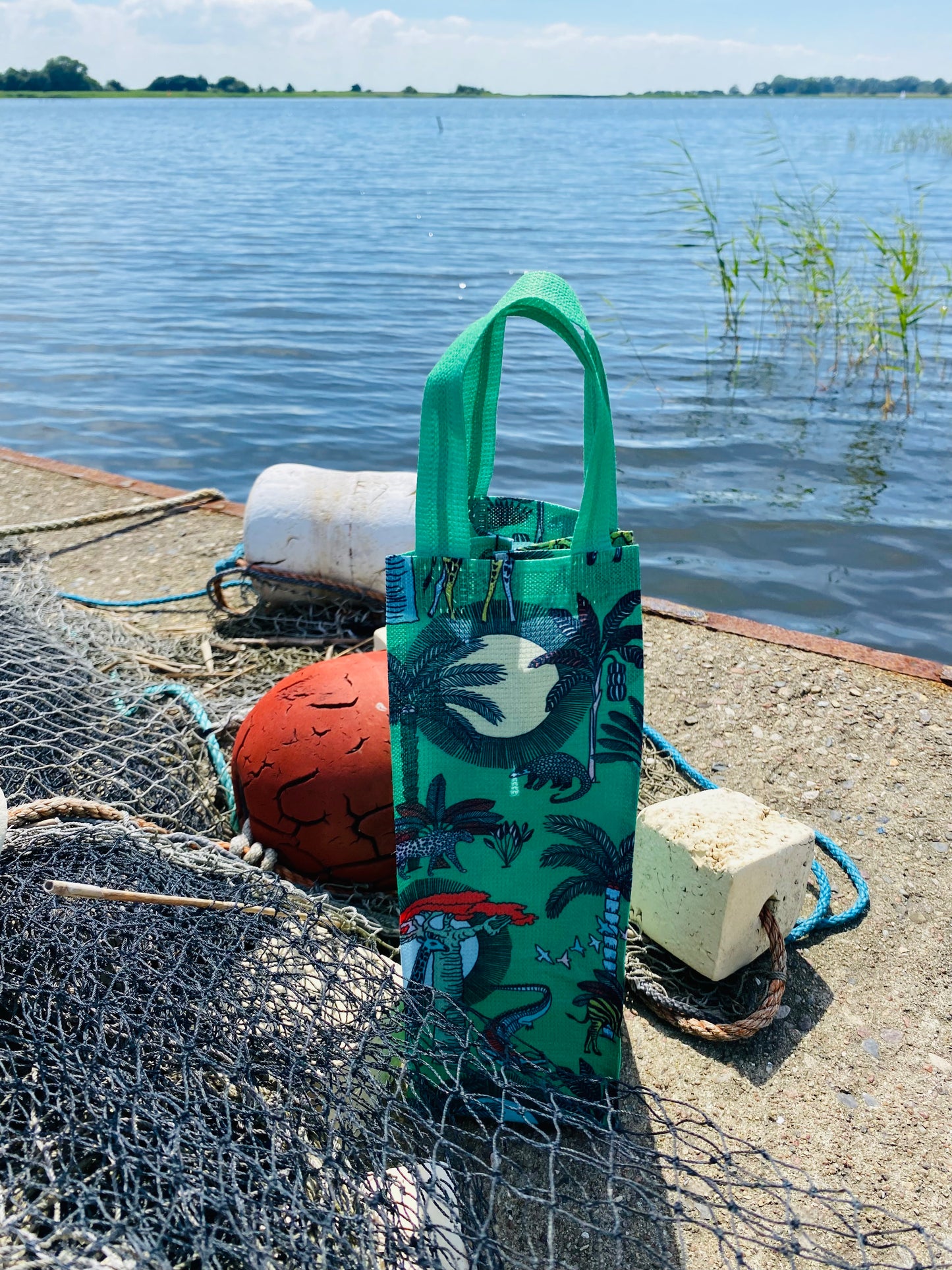 "Wine Gift Bag" aus recycelten Plastikflaschen – diverse Prints möglich