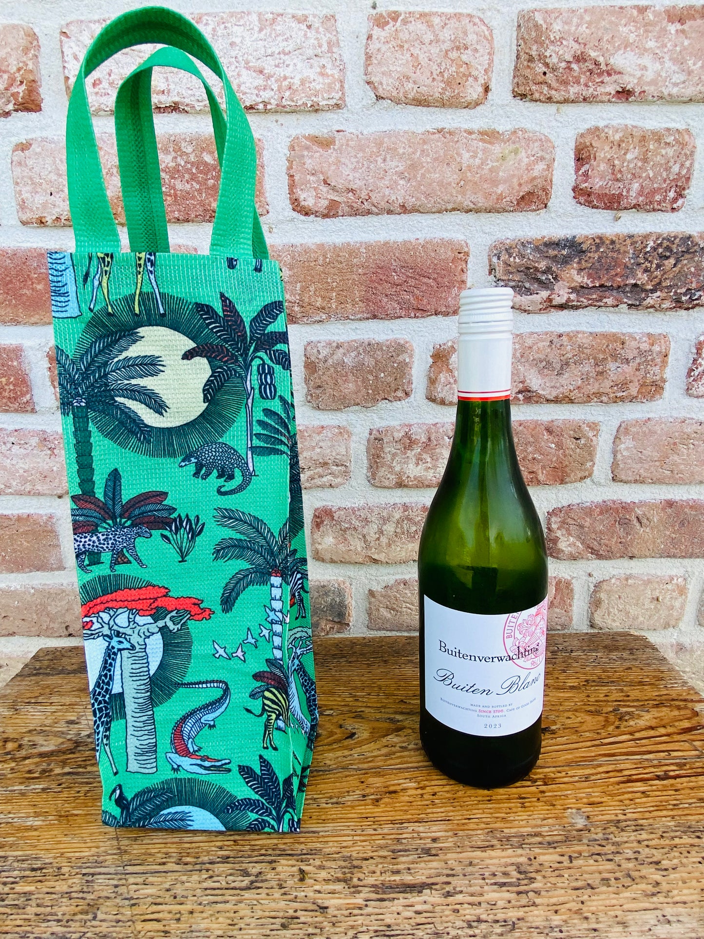"Wine Gift Bag" aus recycelten Plastikflaschen – diverse Prints möglich