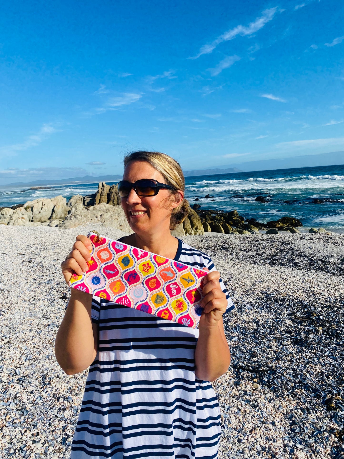 Federmappe aus recycelten Plastikflaschen in diversen Prints, auf Wunsch mit Logo