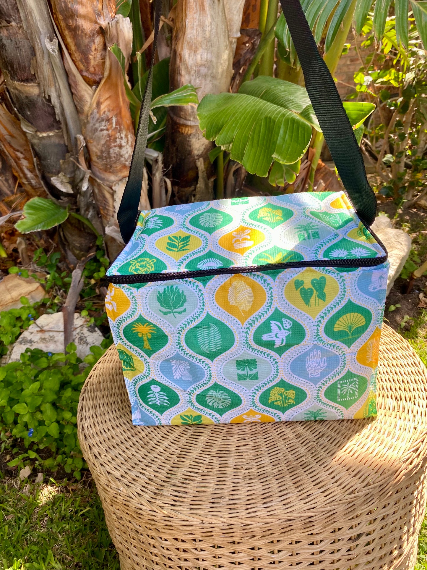 Kühltasche aus recycelten Plastikflaschen – verschiedene Größen und Muster – auf Wunsch in Eurem Design und mit Logo