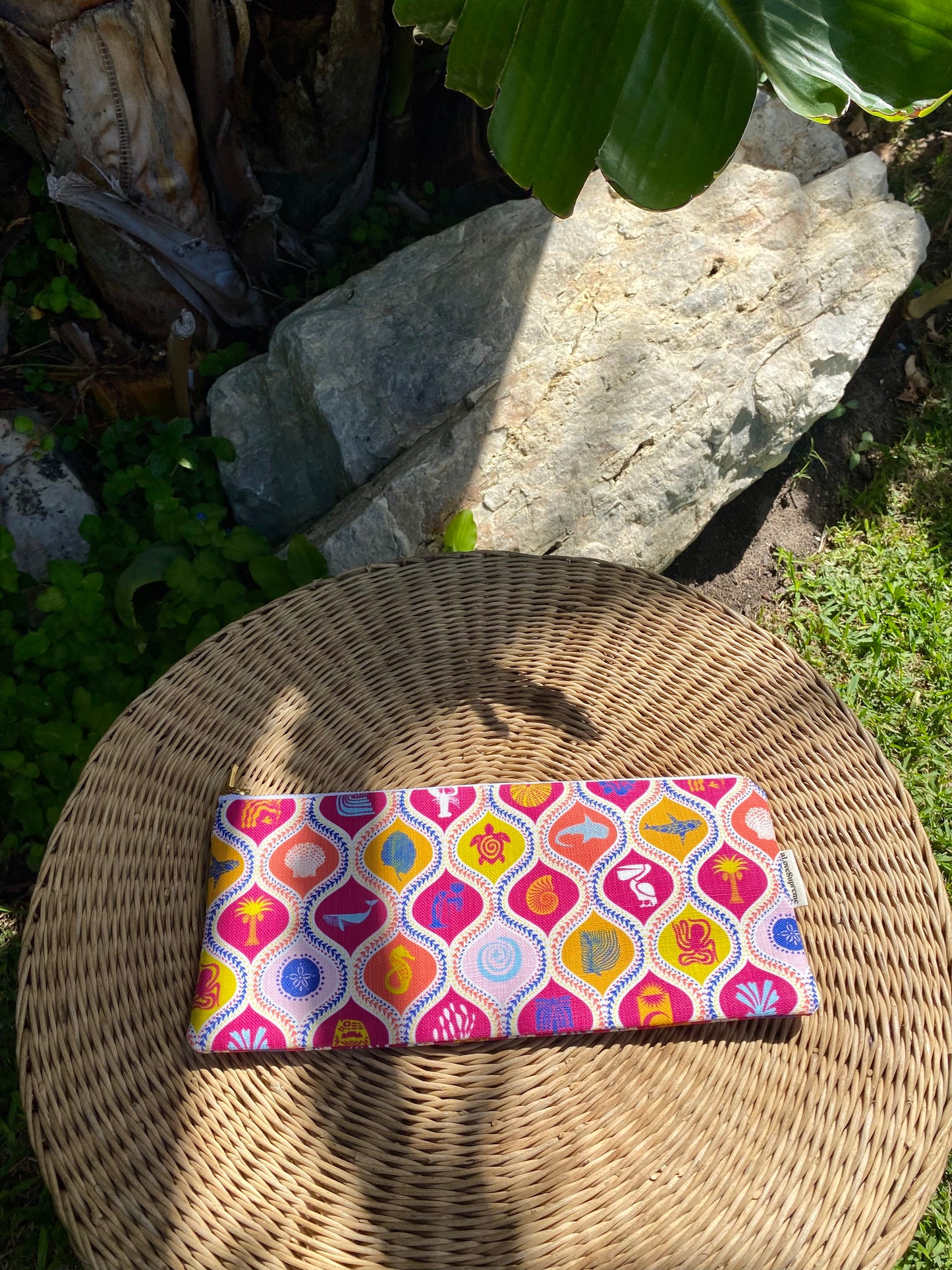 Federmappe aus recycelten Plastikflaschen in diversen Prints, auf Wunsch mit Logo