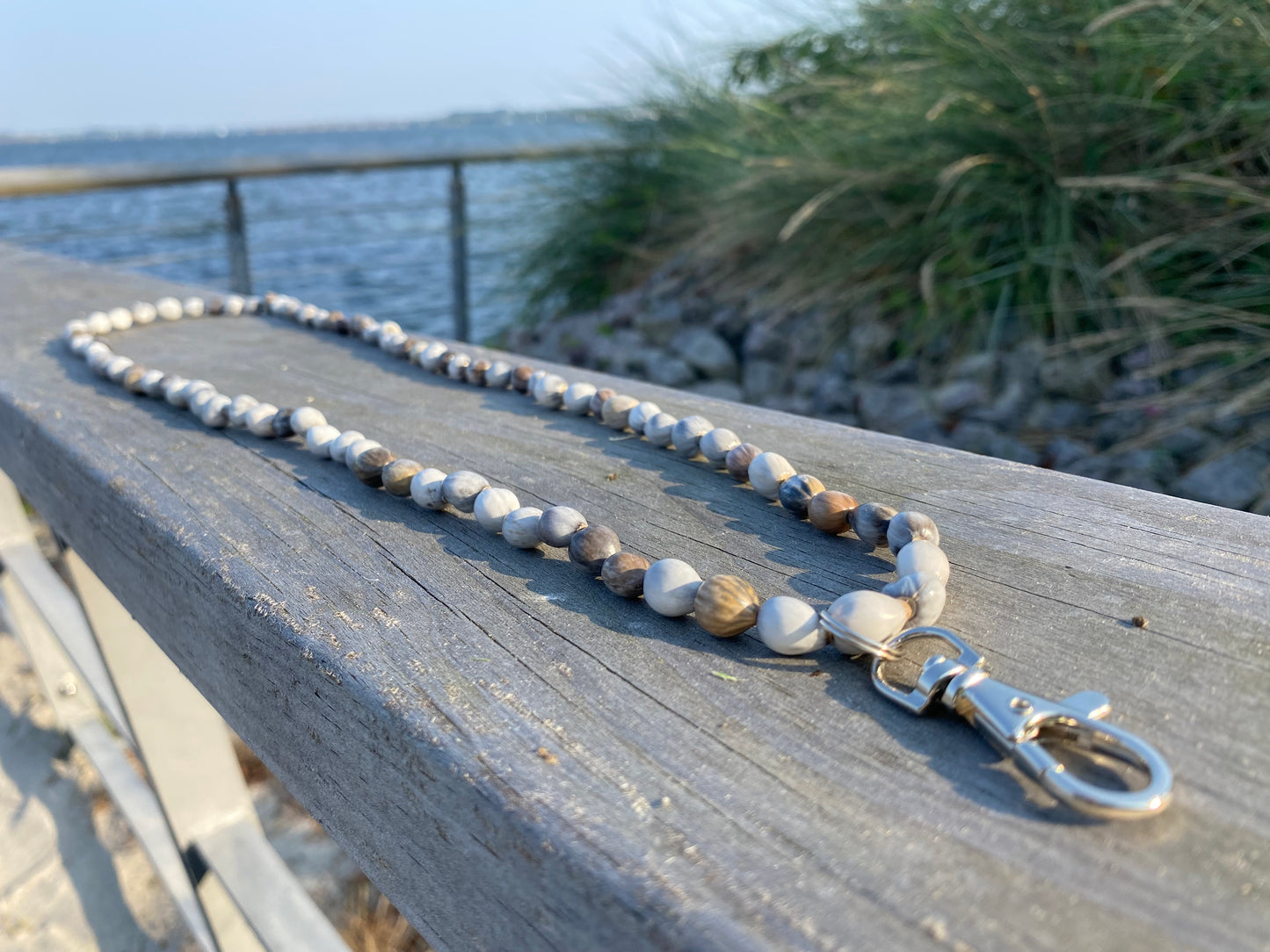 Handgefertigte Lanyards aus getrockneten Samen