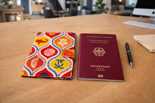 Reisepass-Hülle mit Verschluss aus recycelten Plastikflaschen in eurer CI