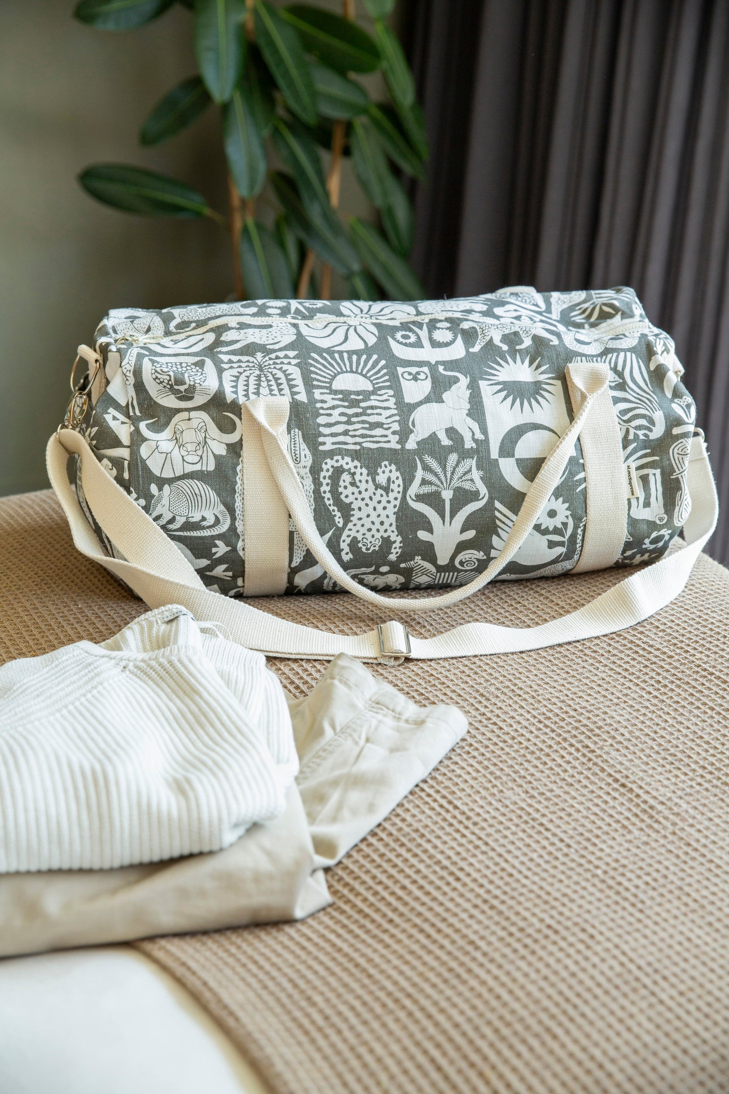 Weekend Bag Africa Untamed White on Khaki