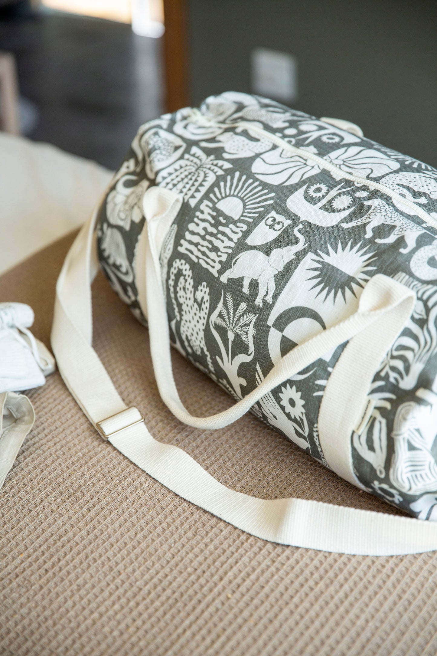 Weekend Bag Africa Untamed White on Khaki