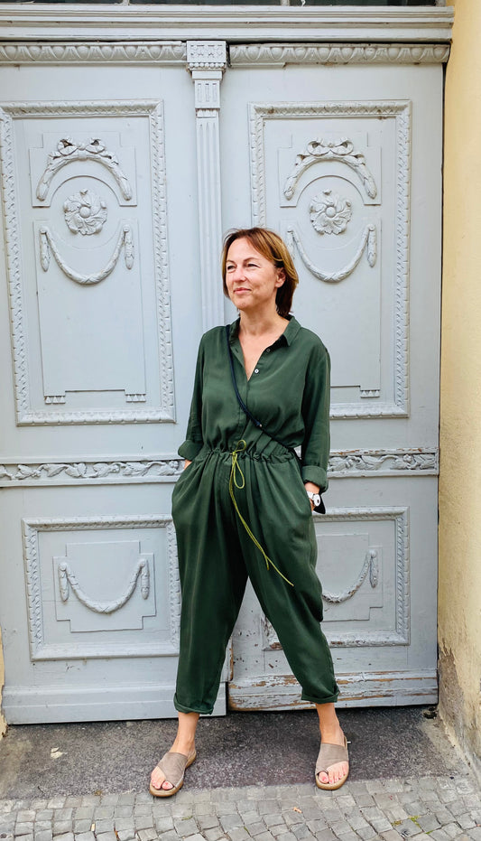 Karen Tencel Jumpsuit Olive Green – Bitte nach Größen fragen, ggf. sind nicht mehr alle auf Lager!