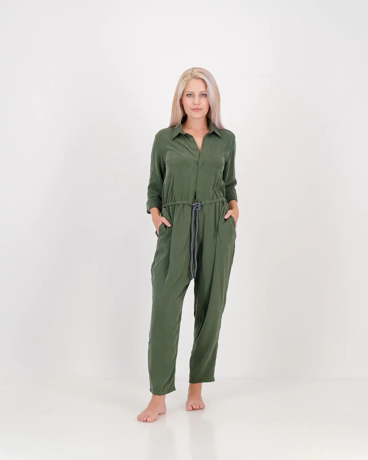 Karen Tencel Jumpsuit Olive Green – Bitte nach Größen fragen, ggf. sind nicht mehr alle auf Lager!